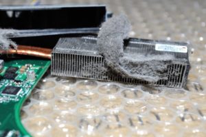 Как почистить ноутбук от пыли дома?