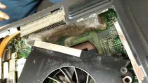 Как почистить ноутбук от пыли дома?