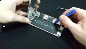 Замена батареи на iPhone 5 и его модификаций